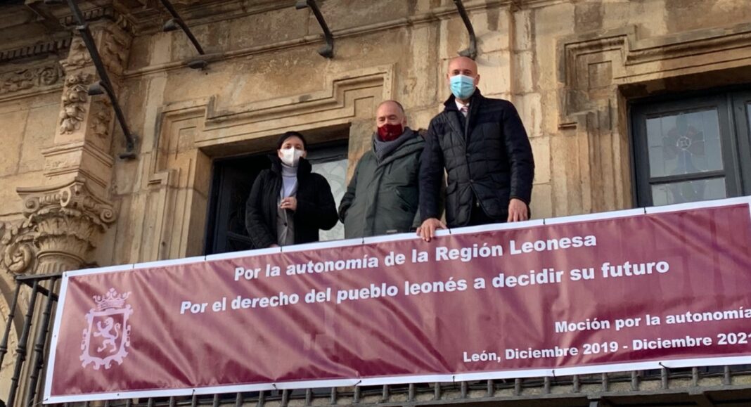 León recuerda con una gran pancarta que quiere independizarse de Castilla
