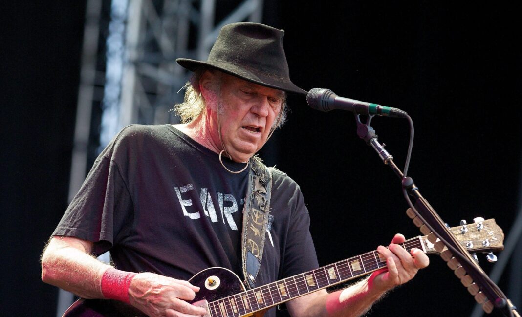 Neil Young retira su música de Spotify y acusa a la plataforma de amplificar teorías negacionistas
