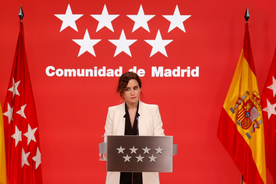 Sanidad de Madrid adjudicó un contrato de emergencia de 925.000 euros a un socio de la madre de Ayuso, según 'Público'
