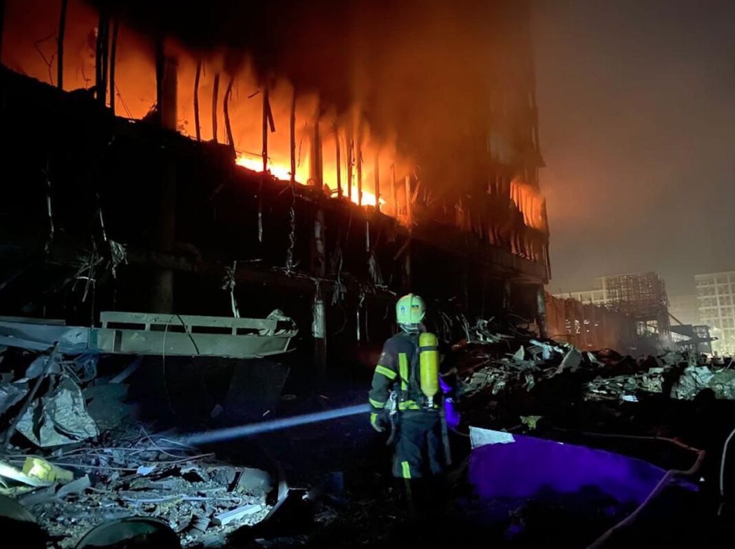 La destrucción de un centro comercial bombardado anoche en Kiiv

