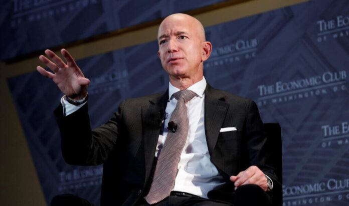 Jeff Bezos se pregunta si China ganará influencia con la compra de Twitter por parte de Musk
